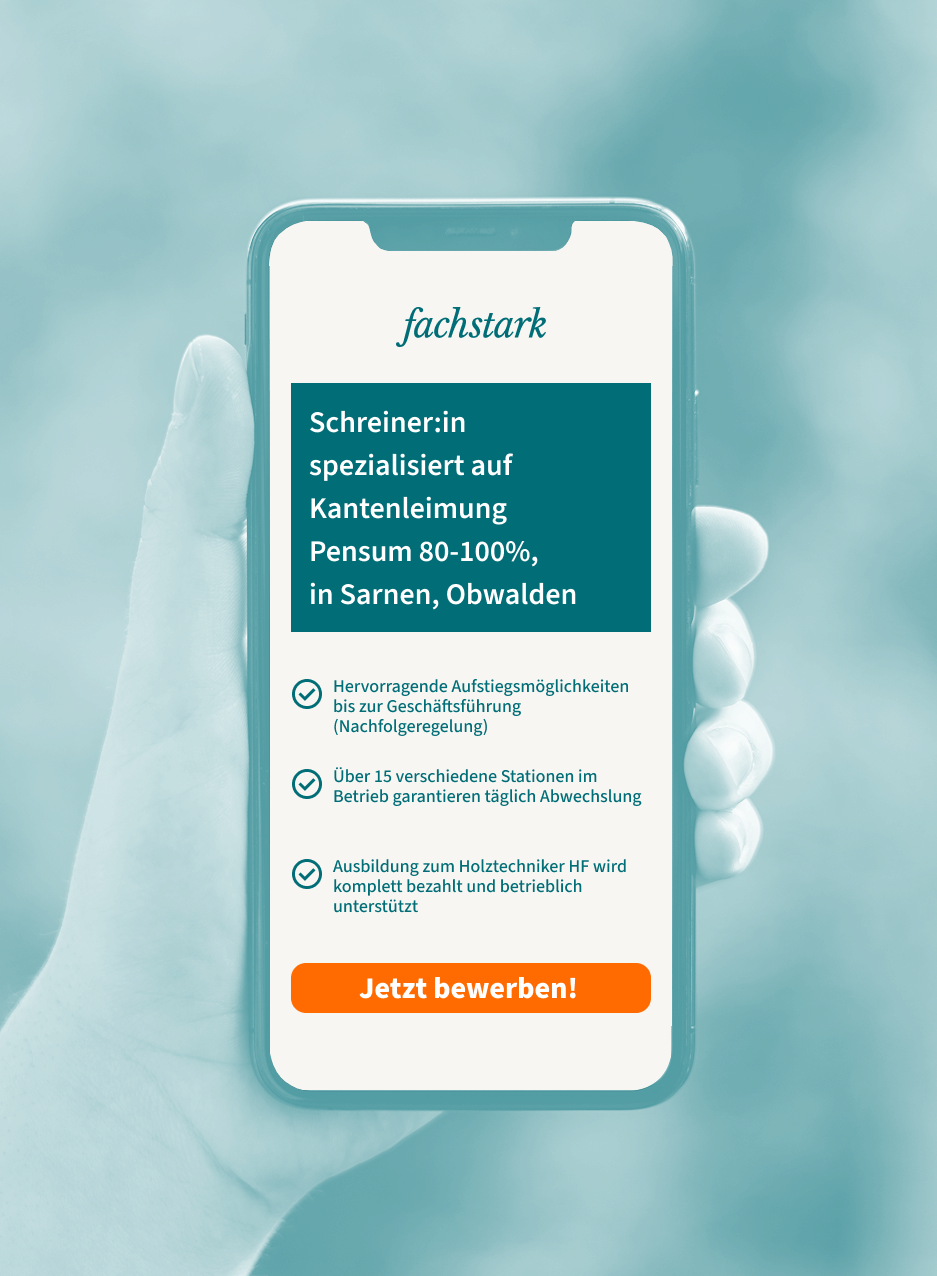 Hand hält ein Smartphone mit einem Beispiel-Inserat