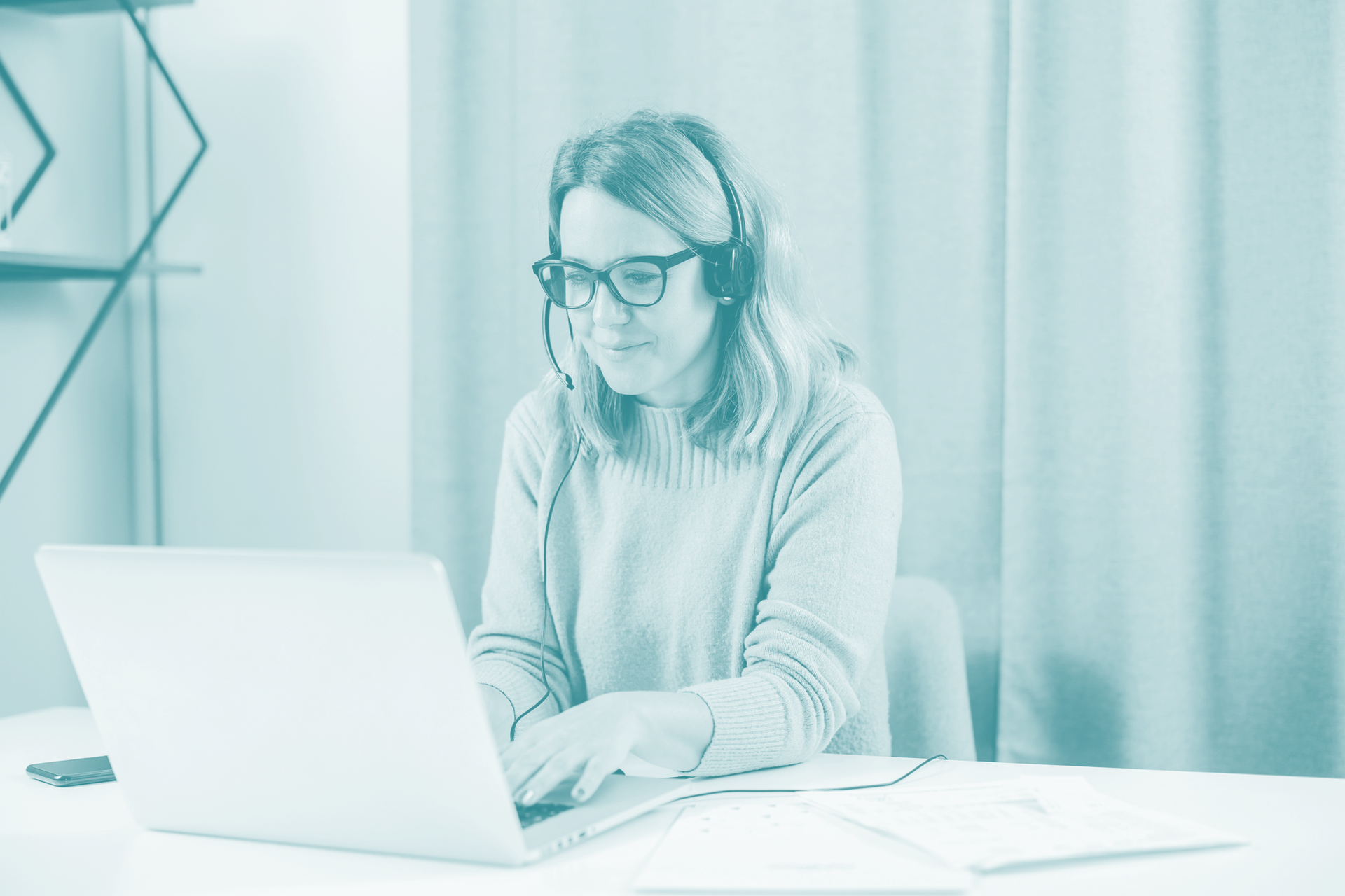 Frau mit Headset am Laptop