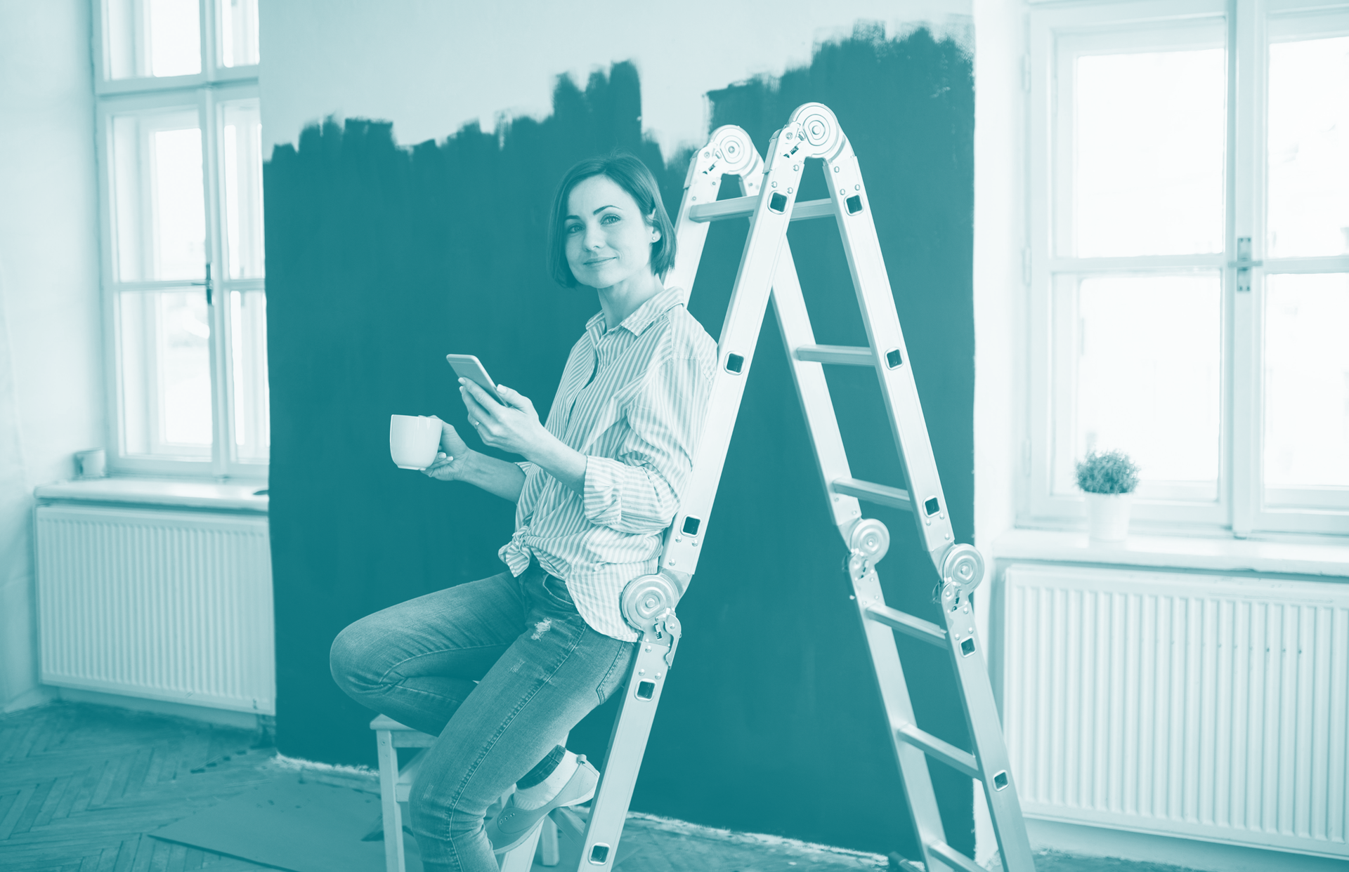 Frau auf einer Leiter mit Smartphone