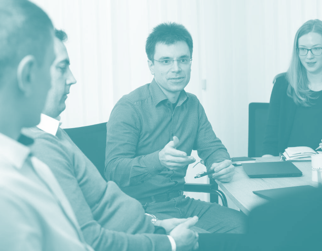 Besprechung im Büro mit Dr. Johannes Schweifer