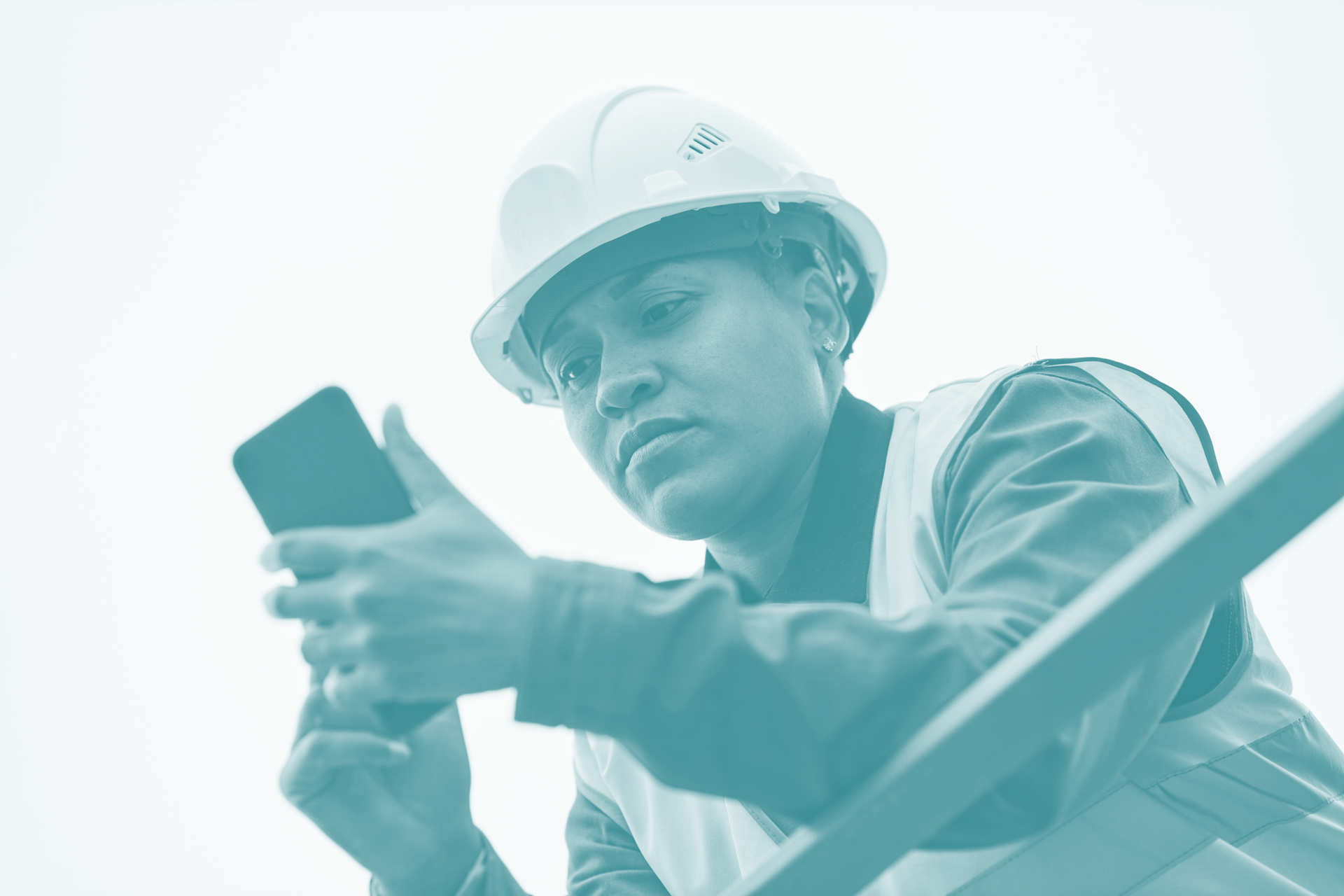 Bauarbeiterin mit Smartphone